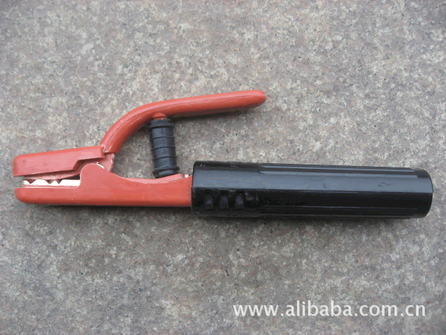 并比较该标准电阻值与所述电阻测试仪输出的电阻值从而输出该电阻测试仪输出的电阻值是否符合标准的比较值