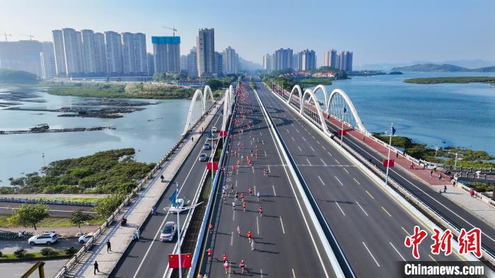 广西防城港举办2024中国—东盟马拉松：海滨城市