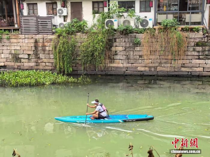 水上运动成就杭州年轻人假日新社交方式：桨板