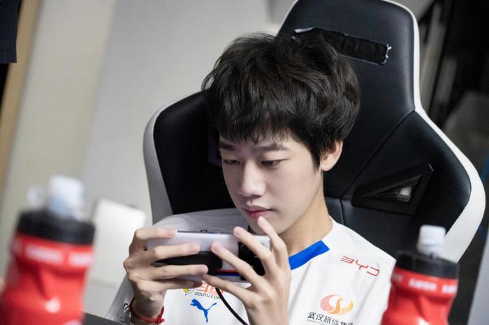 19岁中单清融：从打野到法王的荣耀之路