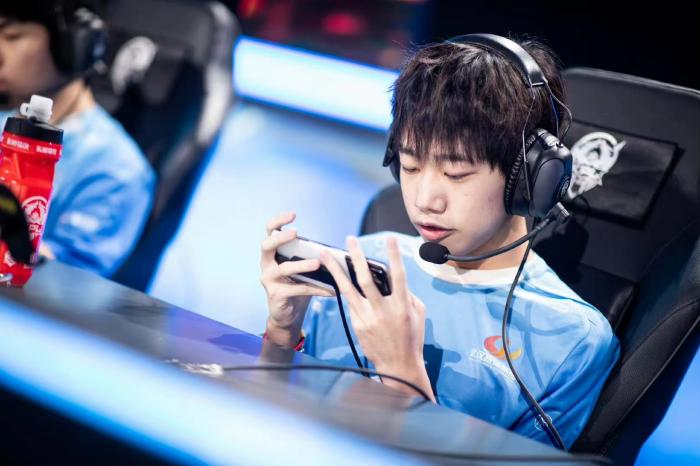 19岁中单清融：从打野到法王的荣耀之路