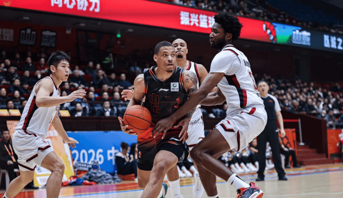山东男篮主场惜败浙江稠州金租 拼搏精神赢得尊