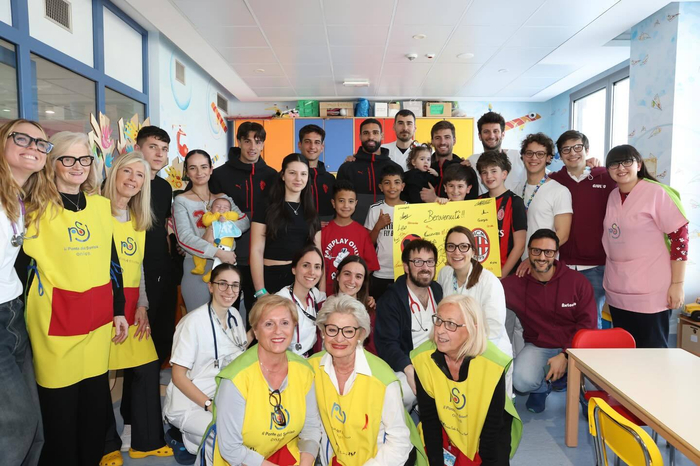 AC米兰球迷爱心行动：探访医院病房为患儿送上温