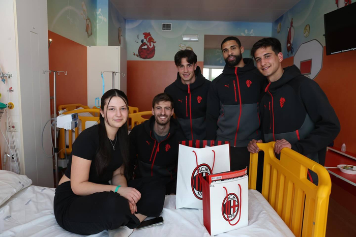 AC米兰球迷爱心行动：探访医院病房为患儿送上温