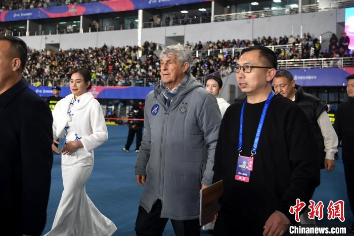 米卢现身广西足球嘉年华 北海队夺冠引爆文体融