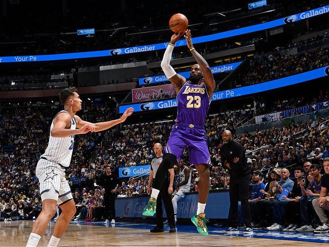 肯纳德三分绝杀助湖人豪取9连胜 詹姆斯冲击生涯